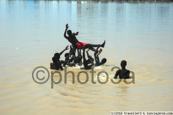 Chicos bañandose en Saint Louis
Chicos bañandose en saint louis Senegal
