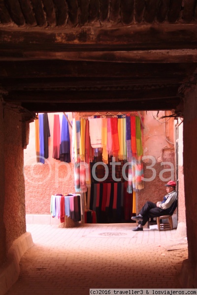 Colores en Marrakech
Vendedor frente a su colorida tienda de Marrakech
