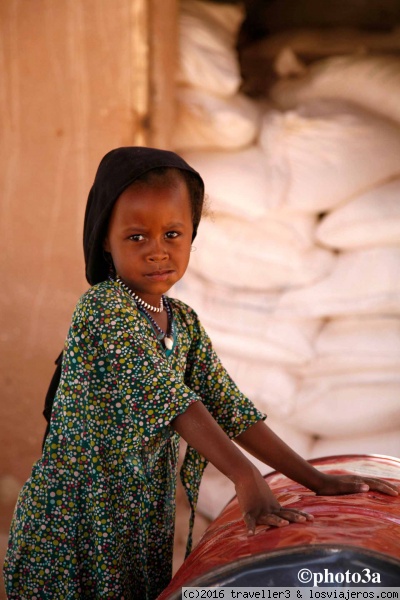 Niña de Kalait
Niña jugando entre sacos de Harina en Kalait ( Chad)
