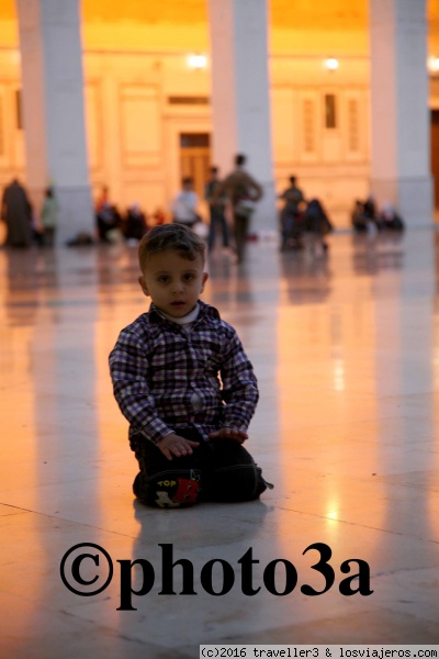 Niño en la mezquita de los Omeyas  de Damasco
Niño en la miezquita de los omeyas en Damasco durante el rezo a la puesta de sol.
