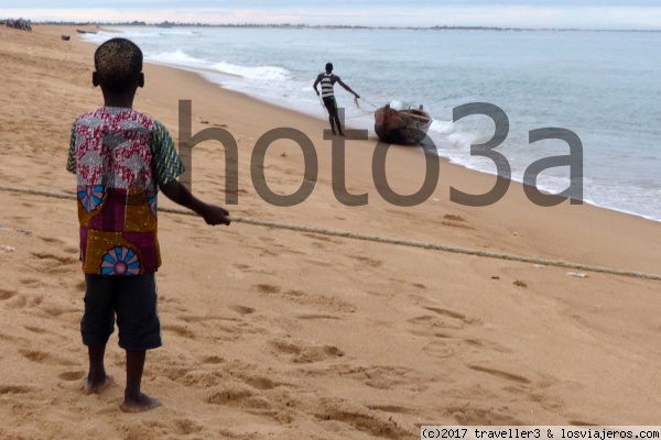 niño pescando en la playa
niño pescando en la playa de Keta , al sur de Ghana
