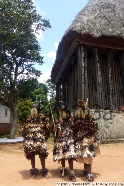 Mascaras en la Cheferie
Danzantes con mascaras en la Cheferie
