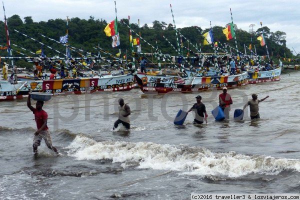 Pescadores en Kribi
Pescadores volviendo a la playa en Kribi
