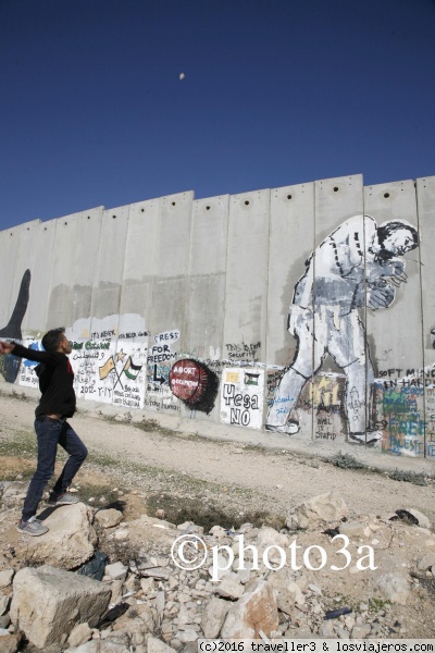 Niño y Muro
Niño Palestino lanzando piedras sobre el muro  Belem ( Israel)
