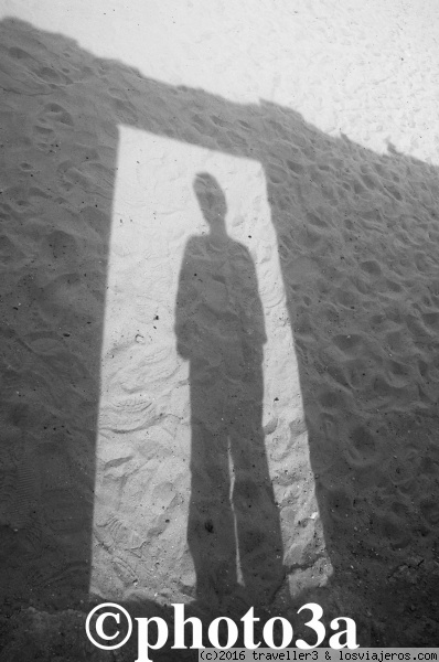 Sombra en la puerta
Sombra de niño y puerta en la arena de los campos de refugiados Saharahuis (Tindouf)
