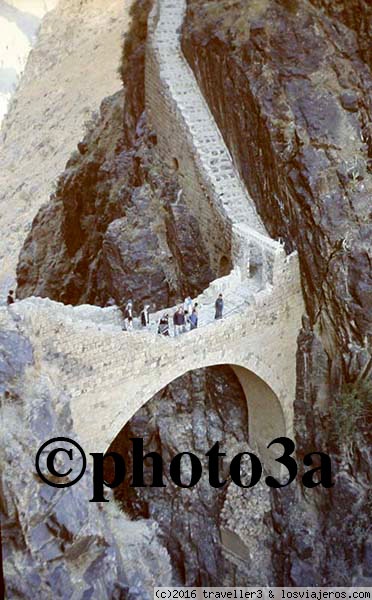Puente de Sihara
Puente de Sihara que une las dos partes de un pueblo separados por un barranco de apenas 10 metros de ancho y mas de 100 de profundidad.
