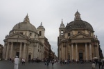 Vista parcial exterior iglesias pareadas piazza Santa María del Popolo