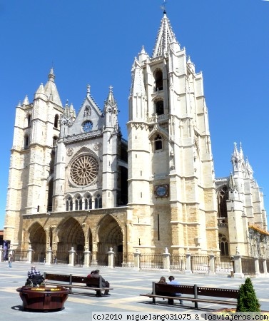 Catedral de León
La catedral de León vista desde la Plaza de la Regla. Destaca por sus espectaculares vidrieras. Se la conoce como la 