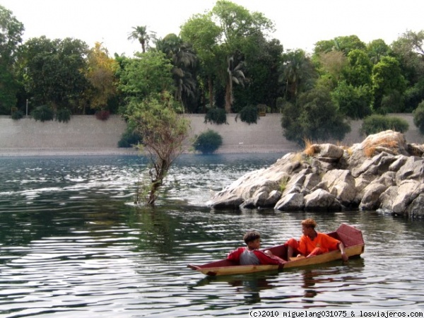 En barca por el Nilo
Un par de niños iban en una barca por el río Nilo, mientras que hacíamos la excursión del pueblo nubio.
