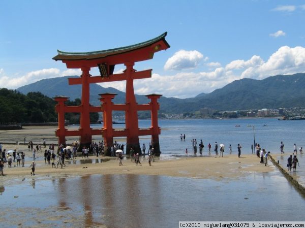 Torii Miyajima
Torii del santuario Itsukushima en la isla de Miyajima. No tuve suerte y lo vi con marea baja.
