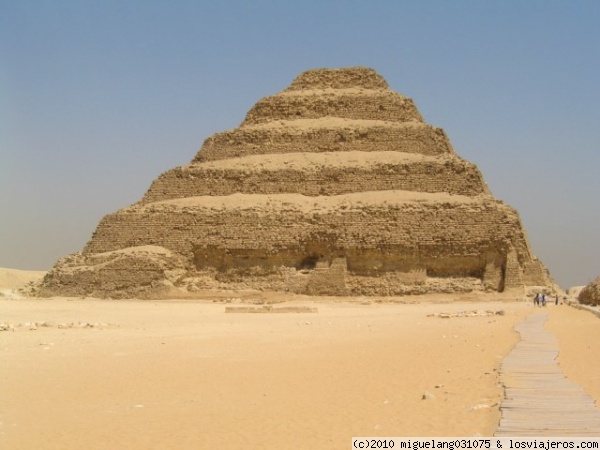 Pirámide de Zoser
Está en la ciudad funeraria de Saqqara. Es la pirámide más antigua del mundo, construida sobre el 2700 a.c. El cierre perfecto a un viaje en Egipto.
