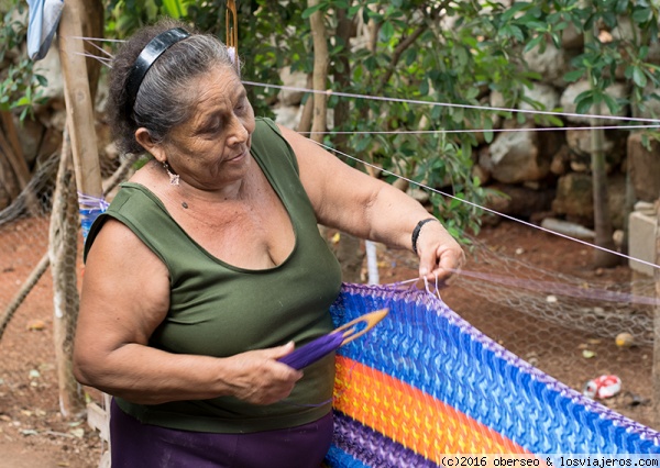 urdido tradicional de hamacas
Mujer urdiendo hamaca en el poblado maya de Ek Balam
