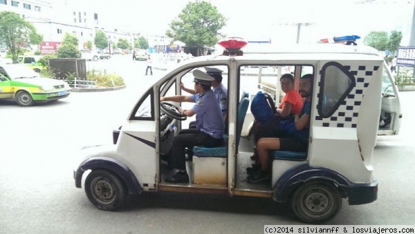 Zhangjiajie
Paseo en coche de policia para buscar un Cajero
