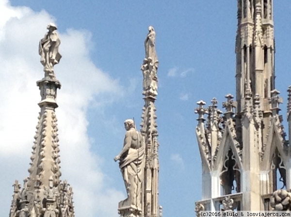 Duomo de Milán
En la terraza de la Catedral de Milán rodeado de pináculos y esculturas
