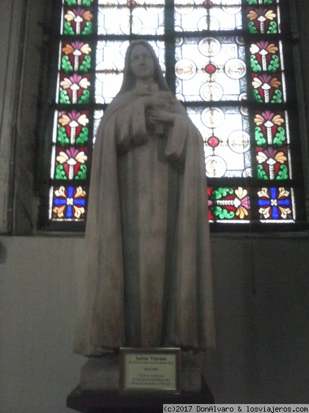 Teresa de Lisieux
Estatua de la santa dentro de la iglesia
