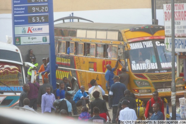 VISTA DEL CENTRO DE NAIROBI
Los autobuses de todo tipo vienen y van por todas las calles
