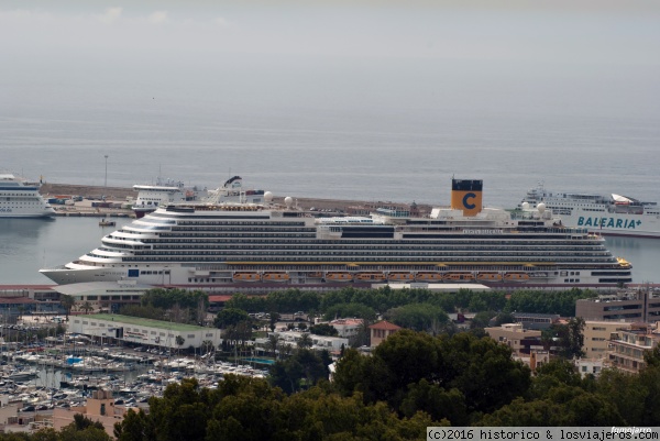 Costa Diadema en Palma
Esta foto está hecha desde la terraza superior del Castillo de Bellver con un objetivo 70-300 mm
