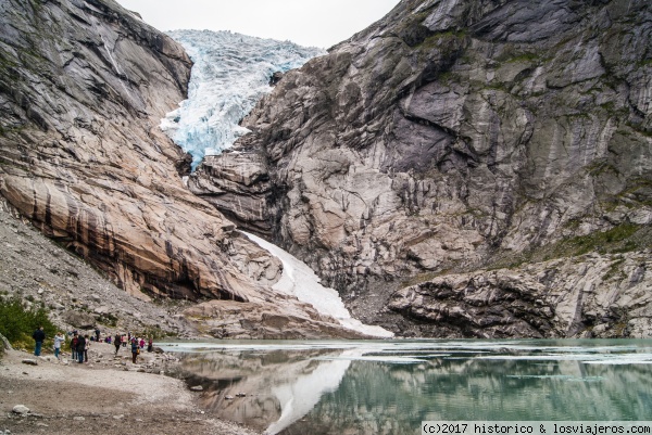 Glaciar Brikdal
Vista del glaciar Briksdal, se puede apreciar lo lejos que está, el calentamiento de la tierra está destruyendo estas maravillas del mundo
