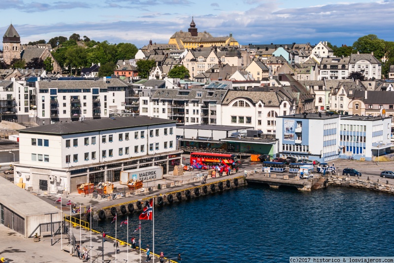 Los Fiordos en el Monarch de Pullmantur - Blogs de Baltico y Fiordos - Segundo día 11/06/2017-Puerto de Alesund (1)