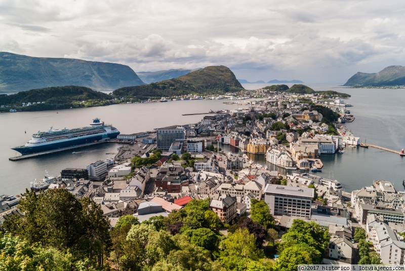 Los Fiordos en el Monarch de Pullmantur - Blogs de Baltico y Fiordos - Segundo día 11/06/2017-Puerto de Alesund (2)