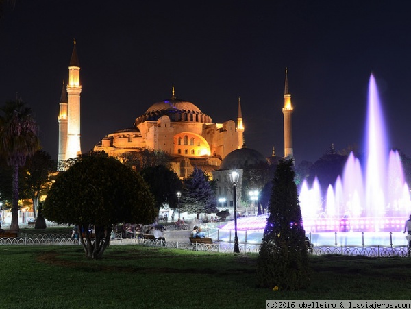 Santa Sofía de Constantinopla (Estambul)
Fotografía nocturna tomada desde la plaza de Sultanahmet en la que podemos apreciar la grandeza de Santa Sofía de Constantinopla hoy convertida en museo.
Sin palabras
