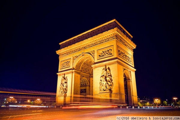 Arco del Triunfo - París
Fotografía nocturna de larga exposición tomada a los pies del Arco del Triunfo
