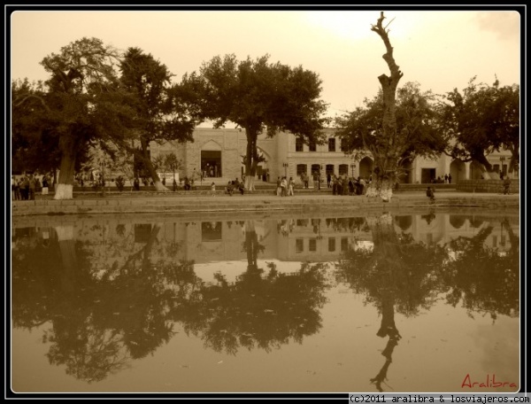 Estanque Liabi-Jauz, Boukhara
Centro del complejo del mismo nombre, este estanque es un punto de encuentro para uzbekos y extranjeros. Sus centenarios árboles proporcionan sombra para combatir las altas temperaturas del verano.
