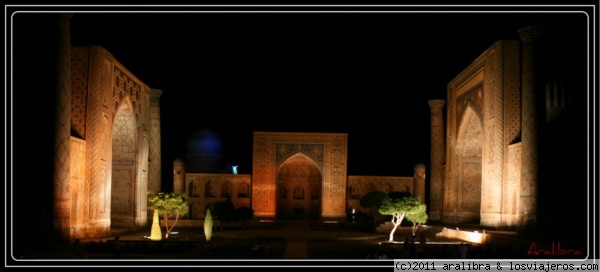 Plaza Registán en Samarkanda. Vista nocturna.
En la plaza Registán se celebra todas las noches un espectáculo de luz y sonido, lo que le da un aire aún más mágico. Además, un narrador cuenta la historia de la ciudad y te transporta a la época de Alejandro Magno.
