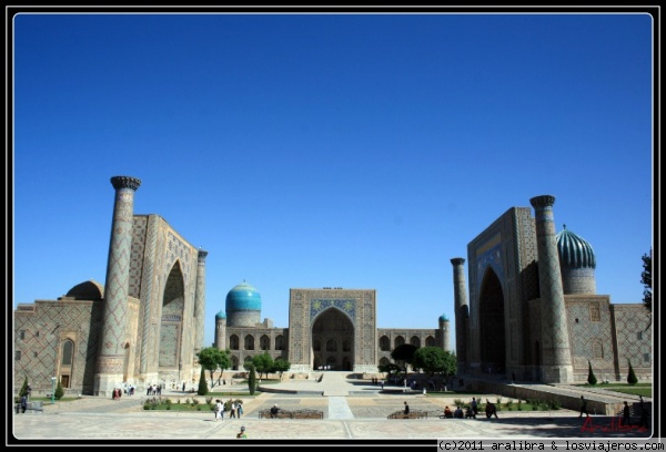 Plaza Registán en Samarkanda
Sin duda la plaza Registán en Samarkanda es uno de los lugares más impresionantes de la antigua Ruta de la Seda. Está formada por tres madrasas, construidas entre los siglos XV y XVII. Samarkanda está considerada como una de las ciudades aún habitadas más antiguas del mundo.
