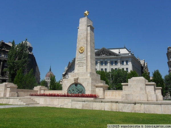 Monumento a la liberación soviética de Hungría
Monumento a la Liberación de Hungría por parte del ejército soviético durante la Segunda Guerra Mundial Se ubica en la Plaza de la Libertad, en Budapest. De fondo se ve la cúpula del Parlamento. Es una plaza que merece la pena, con edificios muy elegantes.
