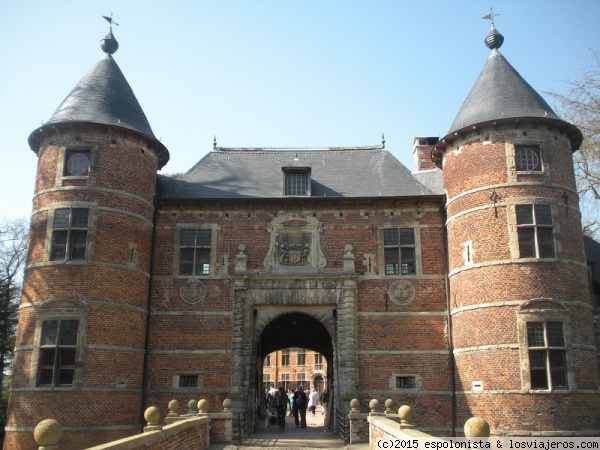 Groot Bijgaarden
Acceso principal al Castillo de Groot Bijgaarden, en Dilbeek, Bélgica. Este castillo acoge anualmente en sus jardines una muestra de flores.
