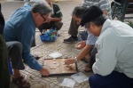 Partida de ajedrez chino (Xiangqi) en las calles de Hanoi