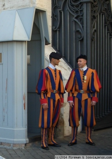 VATICANO Guardias suizos
Guardias suizos con su uniforme en el Vaticano
