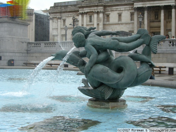 Fuente en Trafalgar Square
Fuente en Trafalgar Square delante de la National Gallery
