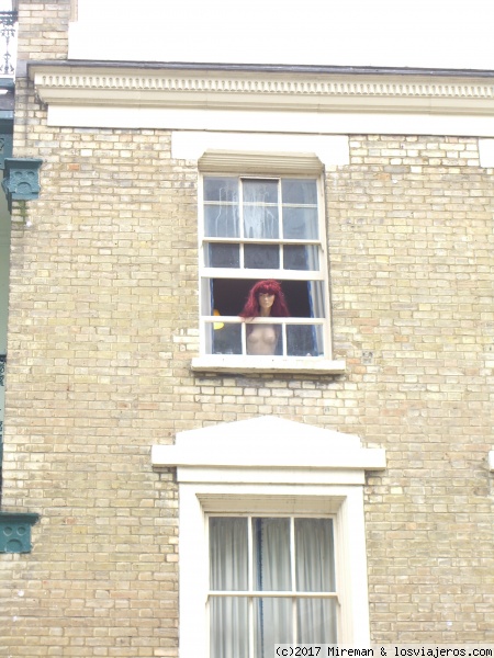 Maniqui en ventana
Curiosa foto en una de las ventanas de un edificio en el centro de Londres

