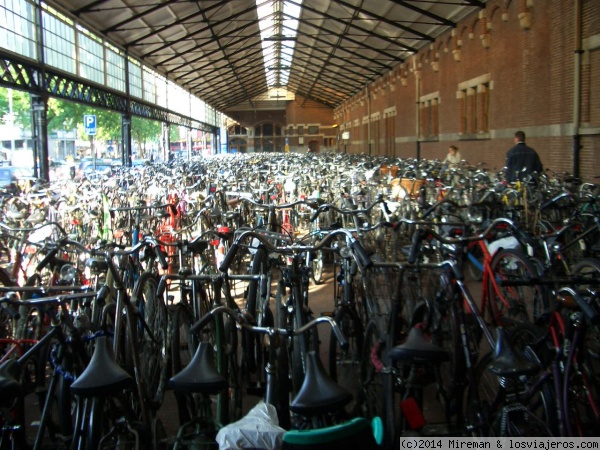 AMSTERDAM Bicis en la estacion
Algunas de las bicicletas aparcadas en la Centraal station de Amsterdam
