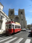 Tranvia el la catedral de Lisboa