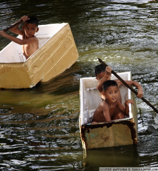 Batalla de frigoríficos - Luang Praban
Niños jugando con el embalage de los frigorificos en un lago de Luangpraban...y otros comprando moviles a sus hijos....
