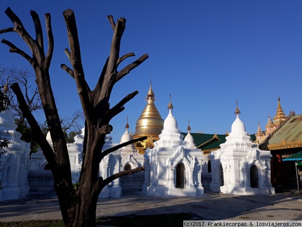 Kuthodaw paya
Pagoda en la falda de la Mandalay Hill que contiene 729 losas de marmol en las que estan grabadas las enseñanzas de Buda.
