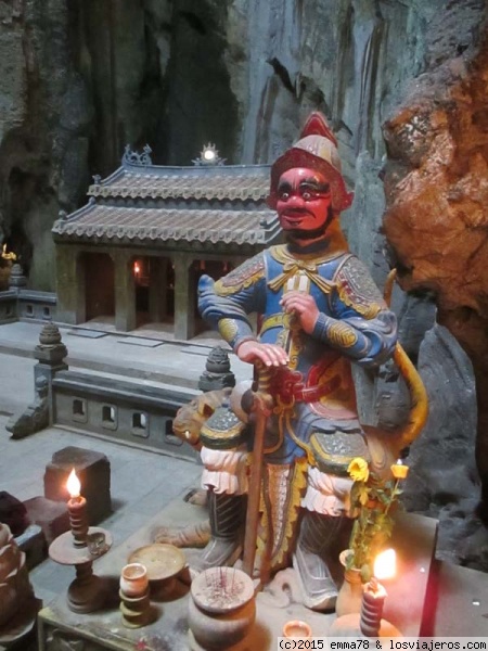 Guardianes en el interior de un templo de las montañas de marmol, Da Nang, Vietnam
Guardianes en el interior de un templo de las montañas de marmol, Da Nang, Vietnam
