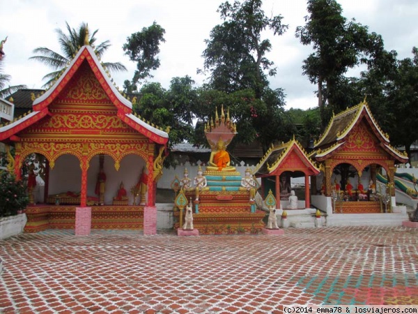 Templo budista en un poblado de Luang Prabang
Templo situado en un pueblo que se dedica a la producción de whisky situado en el camino hacia las cuevas de Pak Oku en Luang Prabang (Laos).
