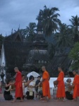 Ceremonia de las Almas, Luang Prabang
Ceremonia, Almas, Luang, Prabang, monjes, salen, ceremonia, amanecer, para, recoger, ofrendas, fieles