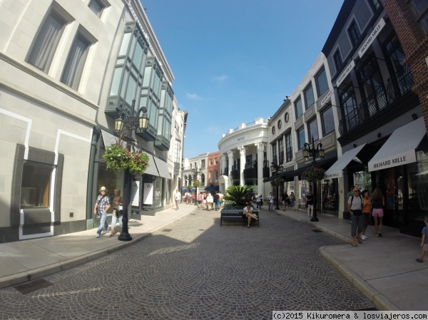 Rodeo Drive
Famosa calle peatonal de tiendas y joyerias con mucho lujo y glamour. Esta ubicada en Beverly hills, una de las zonas mas exclusivas de Los Angeles.
