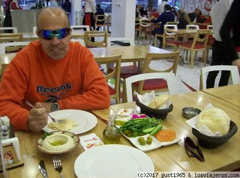 Almuerzo en la calle Hamra
Disfrutando las exquisiteces de la comida libanesa en uno de los cientos restaurantes emplazados sobre la calle Hamra. Hummus, y Sawarma(de pollo) entre los platos mas sabrosos y recomendados
