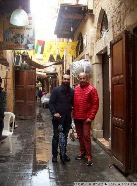 Callejuelas de Biblos
Con nuestro gran amigo y guía Rabih, en el zoco de Biblos, donde hay mutiples comercios que venden todo tipo de artículos.
Tiene un carácter bien árabe, como ningún otro del Líbano
