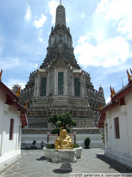 Wat Arun - Templo del amanecer
Wat Arun - Templo del amanecer, de los más antiguos de Bangkok, a la orilla del Rio Chao Praya, mide más de 70mts, y sus escalones son de lo más empinado y vertical que existe, no aconsejado para personas que sufran vértigo, sobre todo al bajar.
