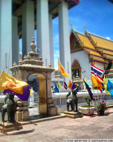 Palacio Real - Bangkok
Detalle del Palacio Real - Bangkok, gran y muy visitable recinto inmensamente grande, en el que todos los reyes que precedieron al actual, dejaron una edificacion a su memoria.
