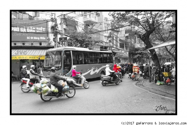 Trafico en Hanoi
Trafico en Hanoi, en el barrio antiguo, trafico incrible, fluido sin semaforos
