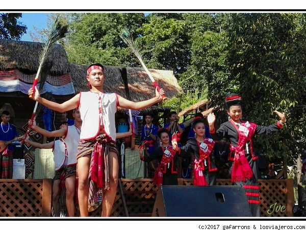 Bailes regionales de Tailandia
Bailes regionales de Tailandia, en Lumpini Park, festival de musica y bailes regionales
