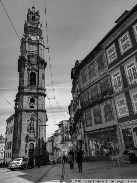Torre dos Clérigos, Porto
La espigada Torre dos Clérigos en Porto. No es excesivamente alta pero la subida por sus estrechas escaleras parece inacabable.
